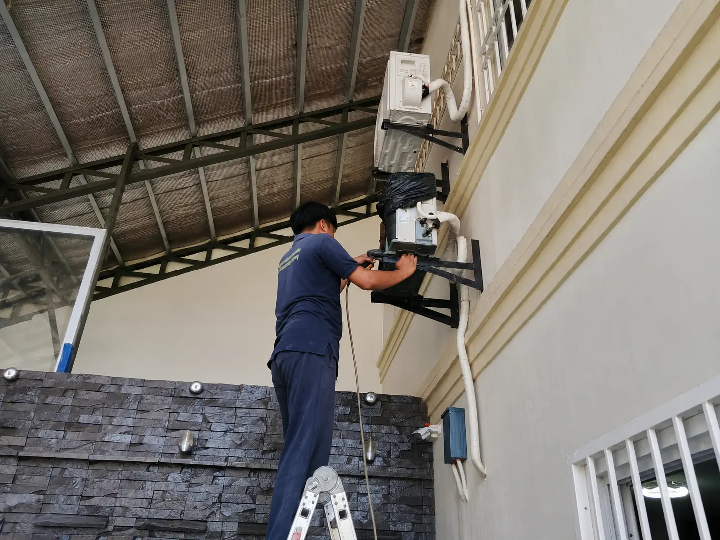 Air conditioning installation